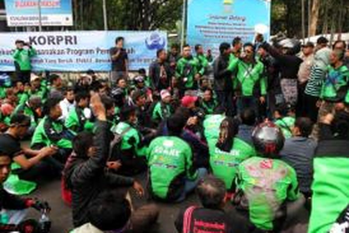 Salah seorang driver Go-jek melakukan orasi di halaman Balai Kota Bandung, Jalan Wastukencana, Selasa (1/12/2015). Mereka memprotes kebijakan PT Go-jek Indonesia yang melakukan suspend massal.
