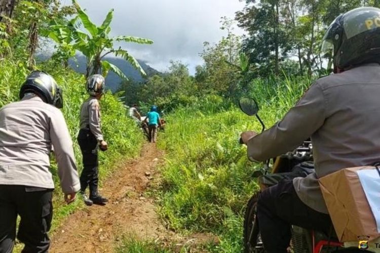 Anggota Polres Tanggamus harus melewati jalan terjal dan berbukit layaknya offroad untuk mencapai desa terpencil di Tanggamus, agar masyarakat bisa menerima vaksin.