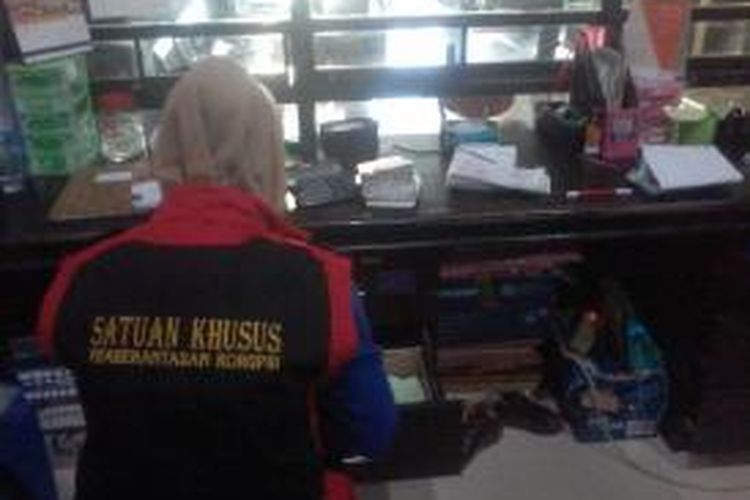 Petugas Kajati Sulselbar dan Kejari Belopa menggeledah kantor PT Harfiah Graha Perkasa di Jl Andi Tonro, Kabupaten Gowa.