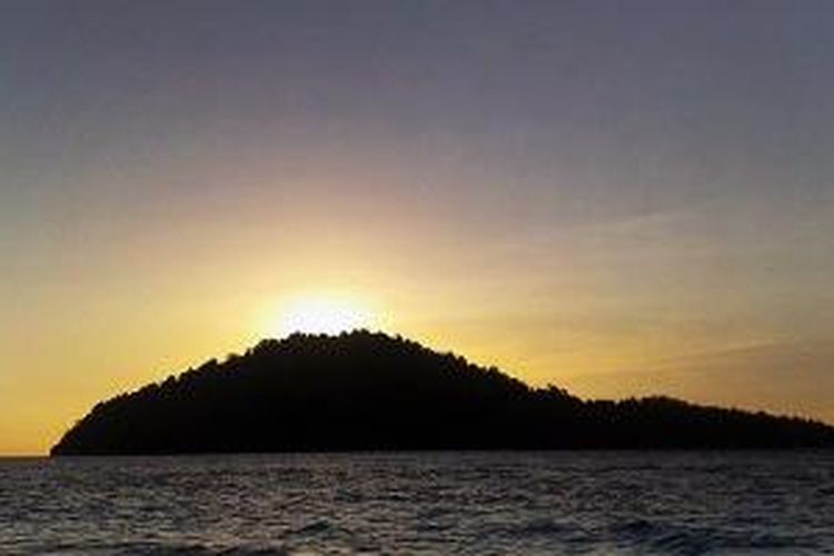 Suasana Pulau Raja dari Pulau Popaya menjelang matahari terbit, beberapa waktu lalu. Pulau yang berada di Laut Sulawesi dan masuk wilayah Kecamatan Monano, Kabupaten Gorontalo Utara, Gorontalo, itu memiliki daya tarik wisata, terutama bagi wisatawan yang menyukai keheningan. Di pulau itu, pengunjung dapat menyaksikan ribuan kelelawar saat senja, kicauan aneka burung, dan pantai yang bersih.