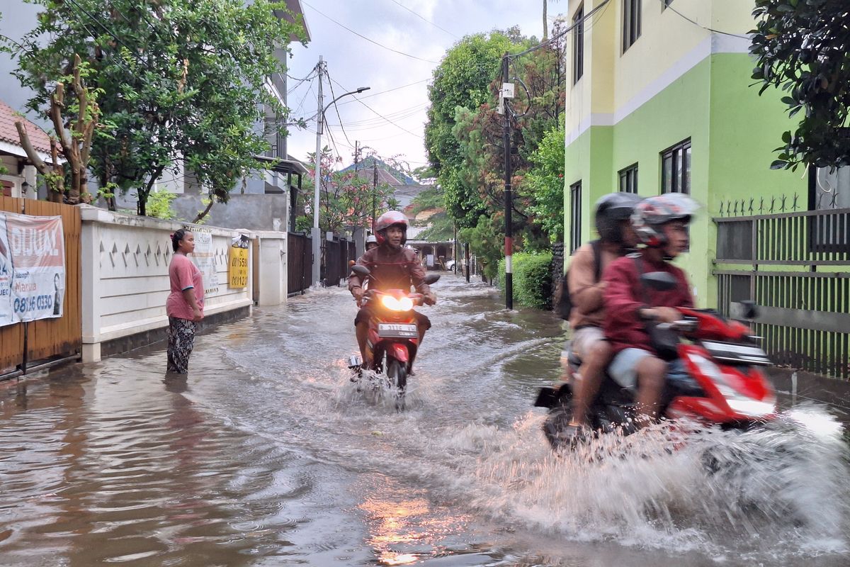 Hindari Macet, Pengendara Motor Nekat Terabas Banjir di Pela Mampang