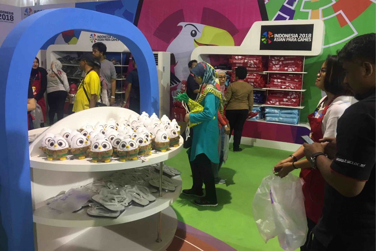 Maskot Asian Para Games, Momo sang Elang Bondol, jadi merchandise yang paling dicari pengunjung  Asian Para Games 2018 di  Mega Store, kawasan Gelora Bung Karno, Senayan, Jakarta Pusat, Minggu (7/10/2018).