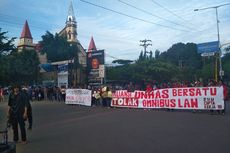Mahasiswa Unhas Demo Tolak Omnibus Law, Jalan Depan Kampus Ditutup