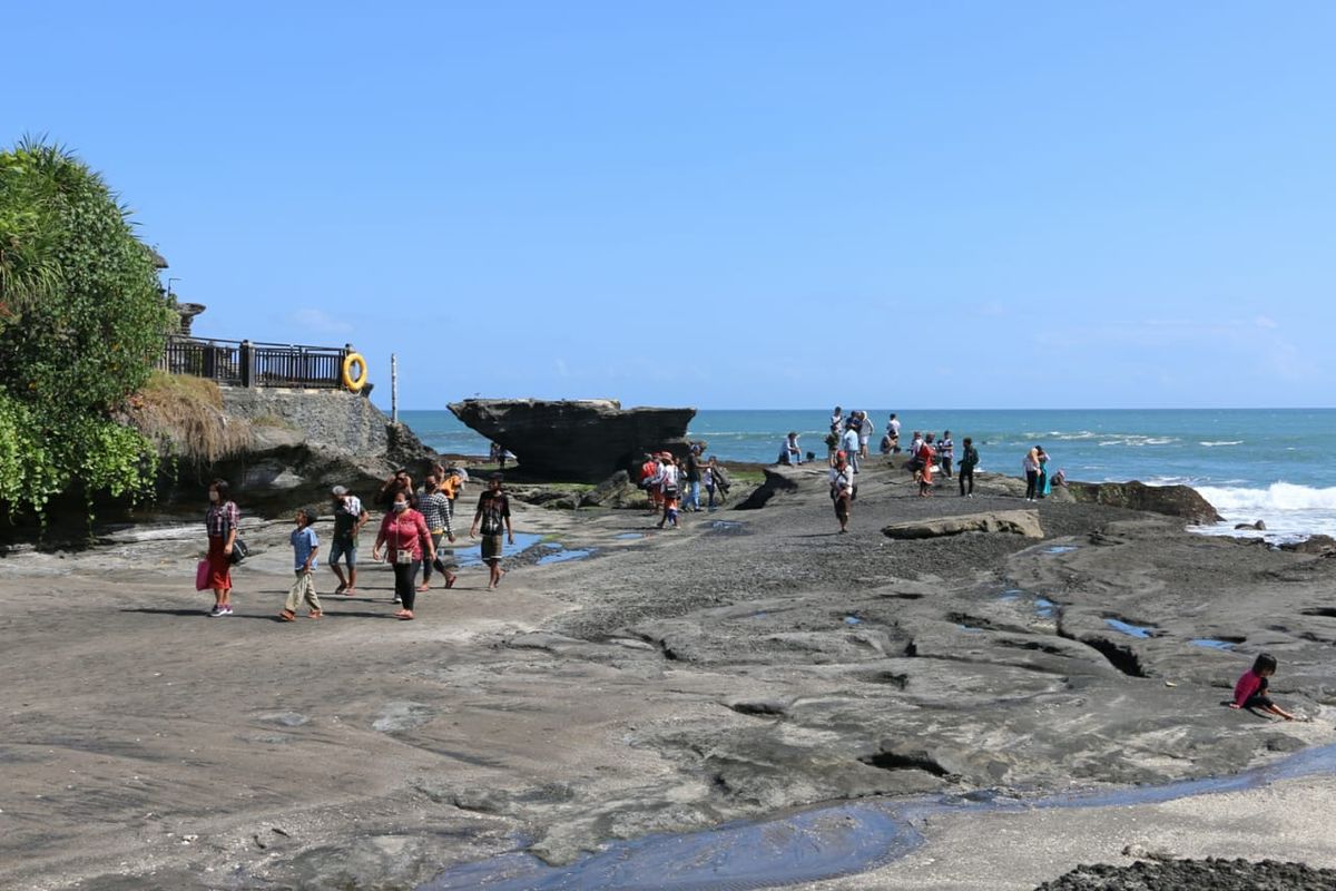 Wisatawan saat mengunjungi obyek wisata Tanah Lot, Tabanan, Bali.