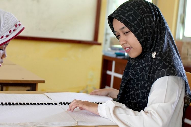 Syifa Urrahmah sedang mengajarkan siswa di SLB Negeri Banda Aceh. Rabu (08/11/2023).