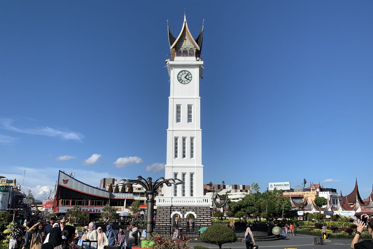 Tampilan puncak Jam Gadang di Kota Bukittinggi, Sumatera Barat pada Senin (27/10/2025).