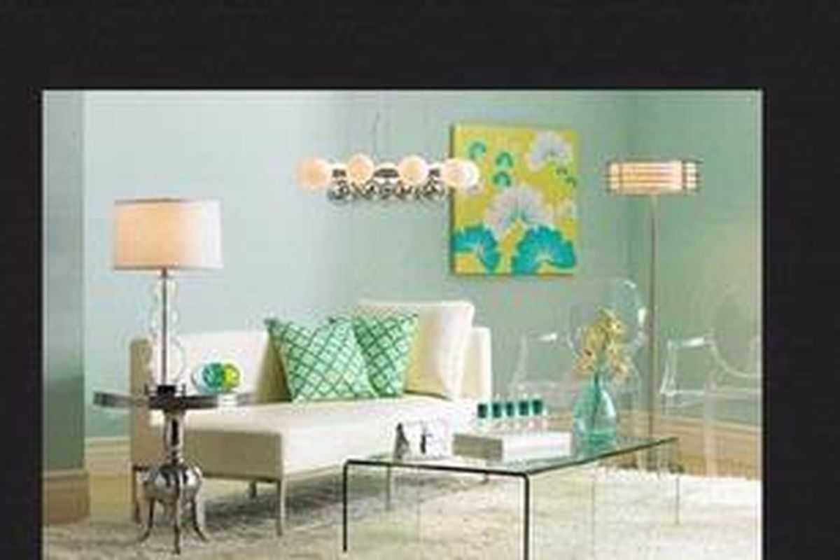 Gunakan lampu meja bening atau chandeliers kristal. Kaca yang terkena sinar akan menimbulkan kilau cantik.