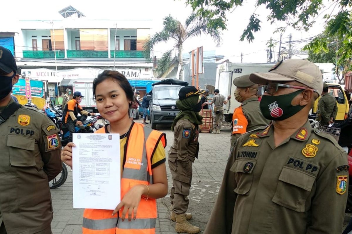 Warga yang melanggar PSBB Transisi dengan tidak menggunakan masker di Pasar Bahari, Tanjung Priok, Jakarta Utara, Kamis (16/7/2020)