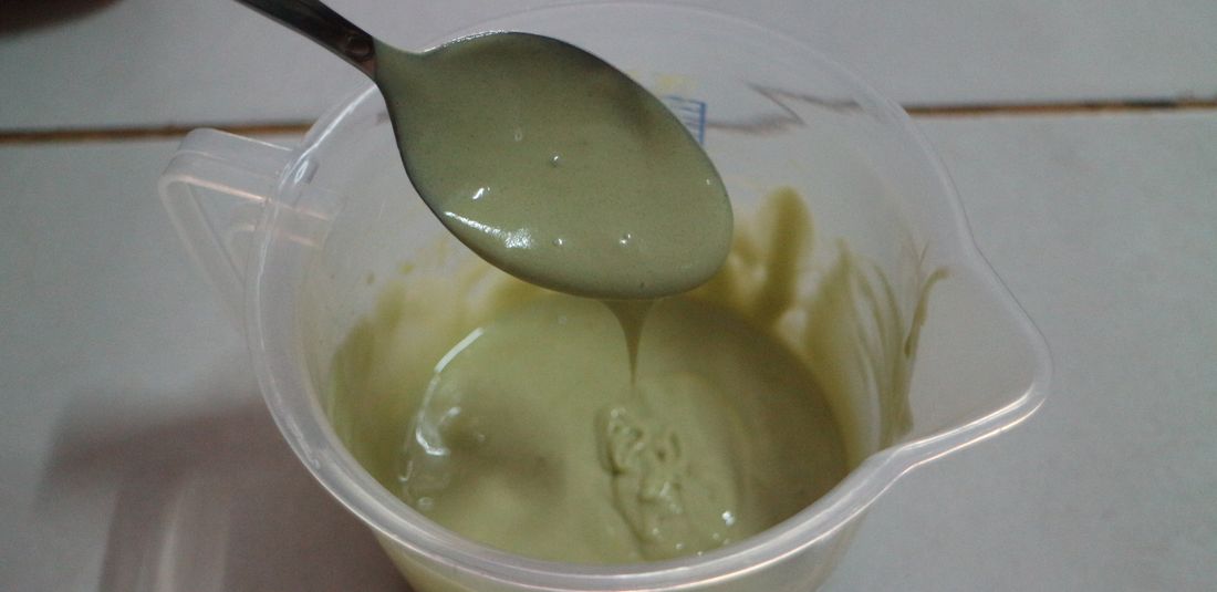 Campuran bubuk matcha dan air panas yang cukup mengental tapi tidak mencapai konsistensi dalgona