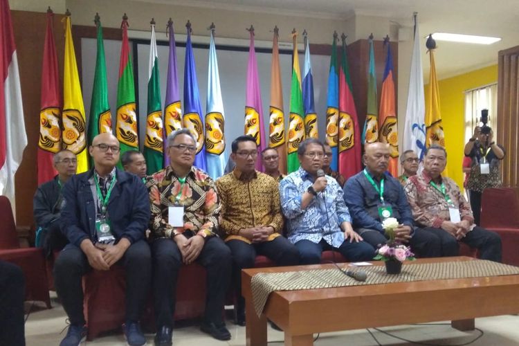 Gubernur Jawa Barat Ridwan Kamil menghadiri pengumuman rektor Universitas Padjadjaran (Unpad) terpilih di Bandung, Minggu (6/10/2019).