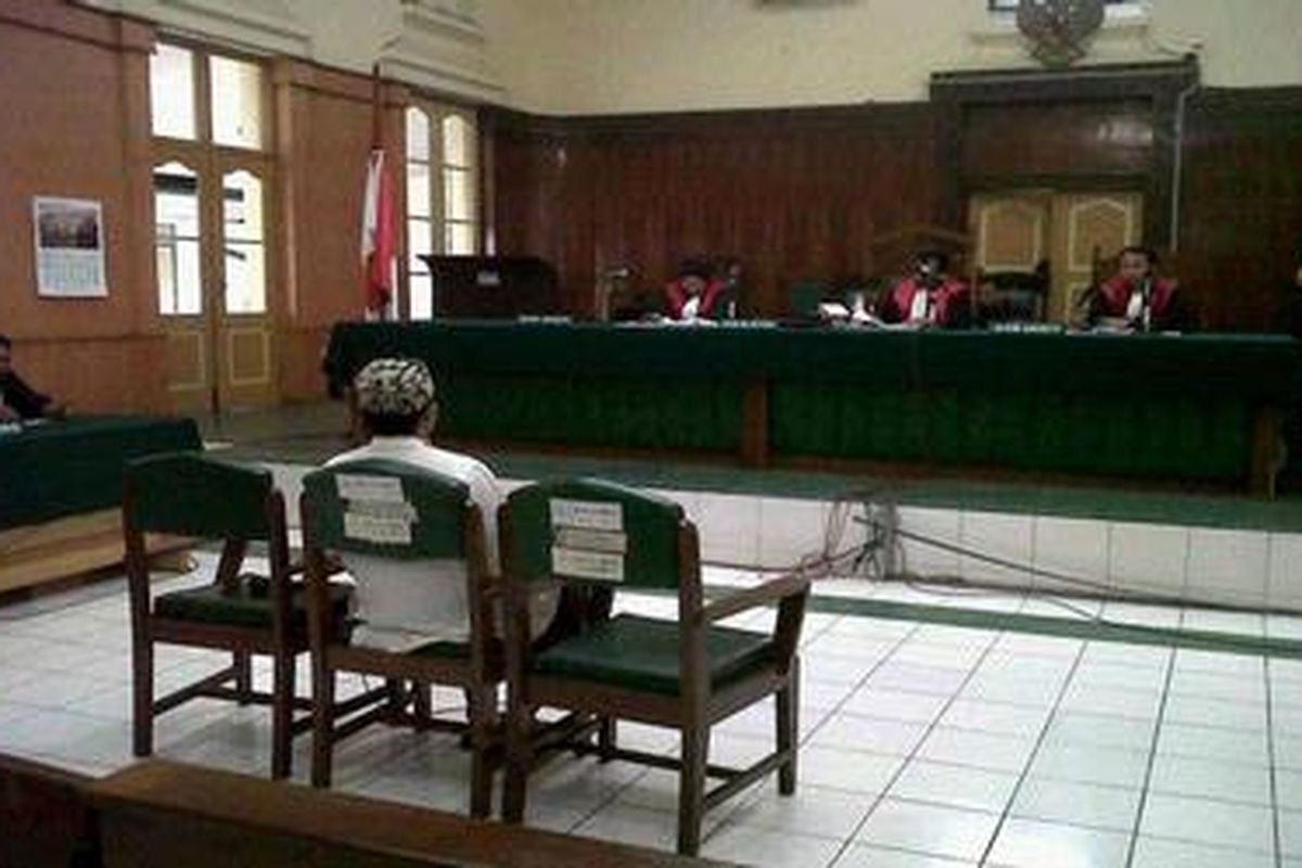 Salah satu terdakwa kasus terorisme Hamparan Perak dan Bank CIMB pamriyanto mendengarkan pembacaan putusan di Pengadilan Negeri Medan, Kamis (3/8/2011)