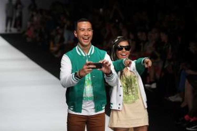 Pembawa acara Daniel Mananta (kiri) tampil bersama penyanyi Nowela Mikhelia Elizabeth Auparay atau Nowela Idol memeragakan busana berlabel Damn! I Love Indonesia pada ajang Jakarta Fashion Week (JFW) 2015 di Senayan City, Jakarta Pusat, Minggu (2/11/2014). 