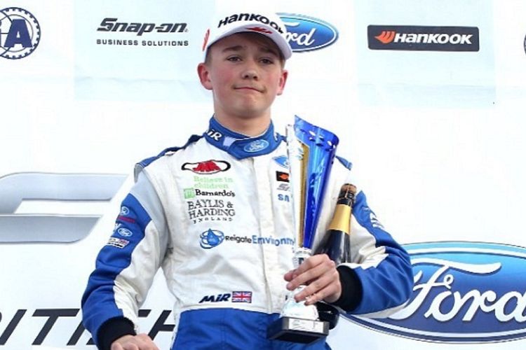 Pebalap muda asal Inggris, Billy Monger, mengalami kecelakaan parah pada balapan Formula 4 Inggris di Donington Park, 16 April 2017. Akibatnya, kedua kaki bagian bawahnya harus diamputasi.