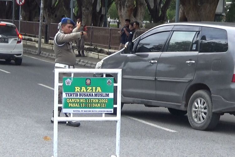 Satuan Polisi Pamong Praja dan Wilayatul Hisbah (Satpol PP dan WH) Kota Lhokseumawe, Provinsi Aceh, Kamis (16/11/2023) menggelar razia di jalan protokol kota itu. Hasilnya, 30 warga yang menggunakan pakaian ketat ditangkap.