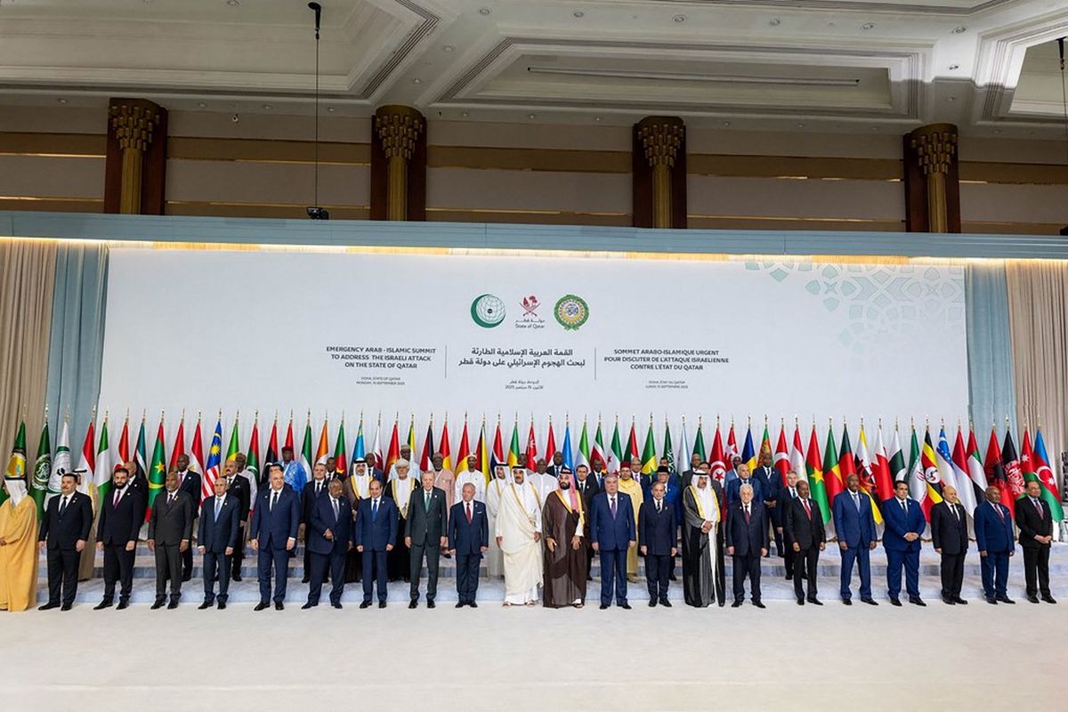 Foto yang dirilis oleh Kantor Berita Qatar (QNA) ini menunjukkan Emir Qatar Sheikh Tamim bin Hamad Al-Thani (tengah) berfoto bersama dengan para pemimpin, kepala negara, dan pejabat lainnya selama pertemuan puncak darurat Arab-Islam 2025 atau KTT darurat di Doha pada Senin (15/9/2025).