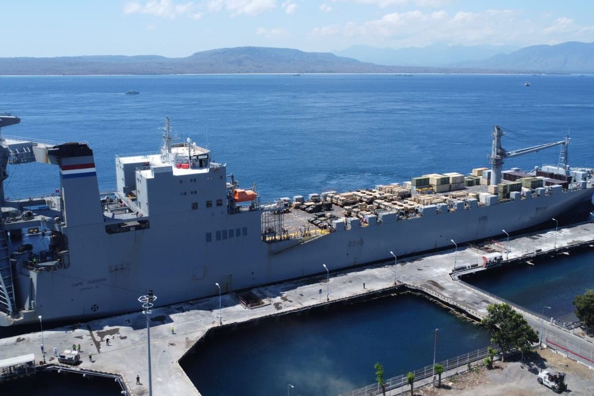 Danlanal Banyuwangi Letkol Laut (P) Hafidz salah satu alutista yang diturunkan adalah helikopter dan kendaraan militer lainnya