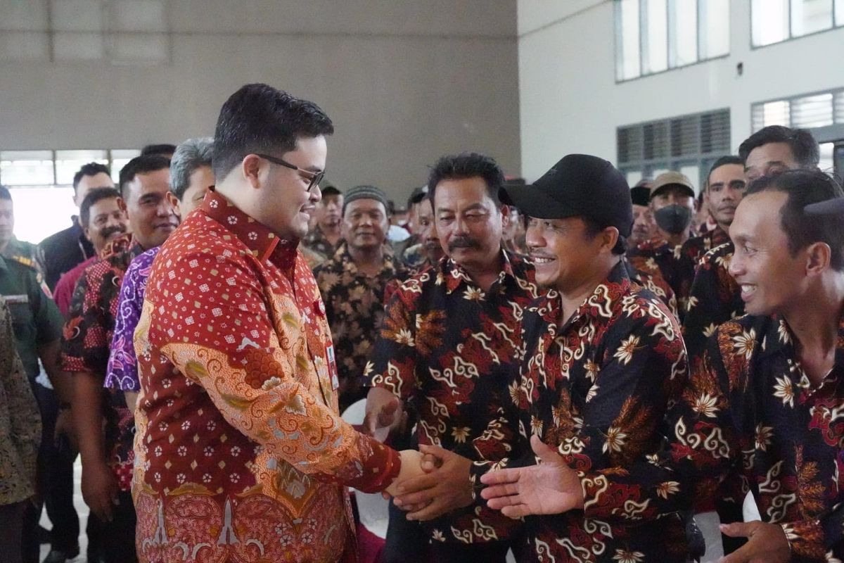Bupati Kediri Hanindhito Himawan Pramana naikkan insentif bulanan ketua rukun tetangga (RT) dan rukun warga (RW) di Kabupaten Kediri, Jawa Timur, pada 2024. 