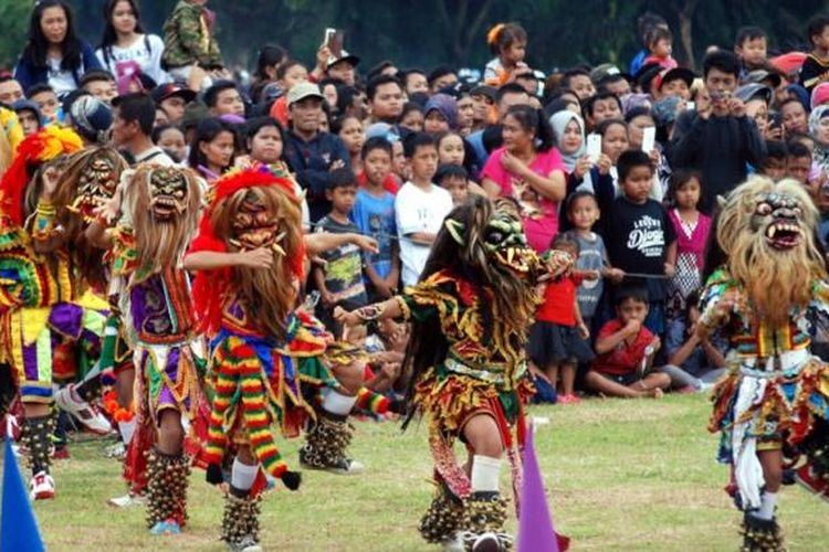 Pembukaan Festival Rawa Pening (FRP), di Lapangan Pangsar Jendral Sudirman, Ambarawa, Jawa Tengah, Jumat (21/10/2016) siang dimeriahkan oleh tarian gambyong kolosal, gedruk buto, dan kontes puluhan kostum unik. 