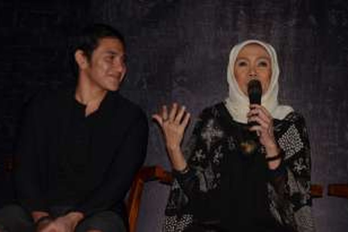 Vino G Bastian (kiri) dan Damayanti Noor (kanan) dalam jumpa pers film Chrisye di Resto The Hook, Kebayoran Baru, Jakarta Selatan, Rabu (21/9/2016).