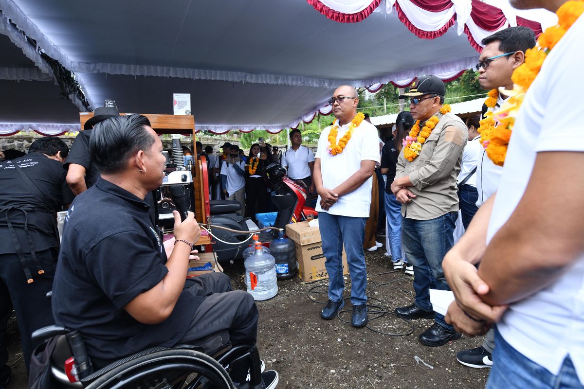 Sobat disabilitas memperkenalkan Difel Cafe saat kegiatan pasar energi dalam peresmian Desa Energi Berdikari Kayangan Besakih, Jumat (11/7/2025).
