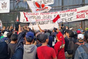 Demo 27 Agustus di DPR, Massa Arak Keranda Bertuliskan “Hukum Mati Koruptor”