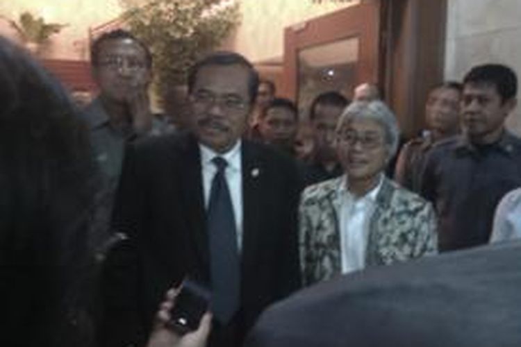 Direktur Pertamina Dwi Soetjipto (kanan) dan Jaksa Agung HM Prasetyo (kiri), di Kejaksaan Agung, Jakarta, Selasa (23/12/2014)