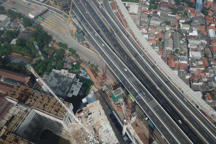 Pengerjaan Pier kereta cepat Jakarta-Bandung di Ramp 2 GT Cikunir