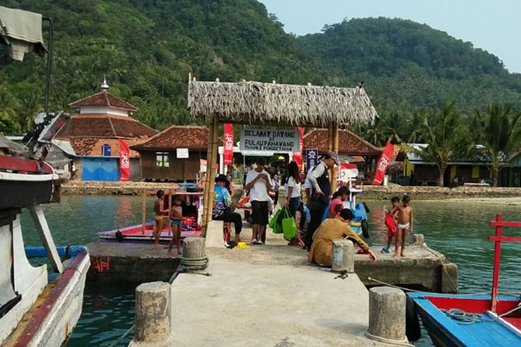 Perempuan Pulau Pahawang, Kabupaten Pesawaran, Provinsi Lampung turut berperan memajukan wisata lewat kuliner khas setempat, Selasa (23/5/2017).