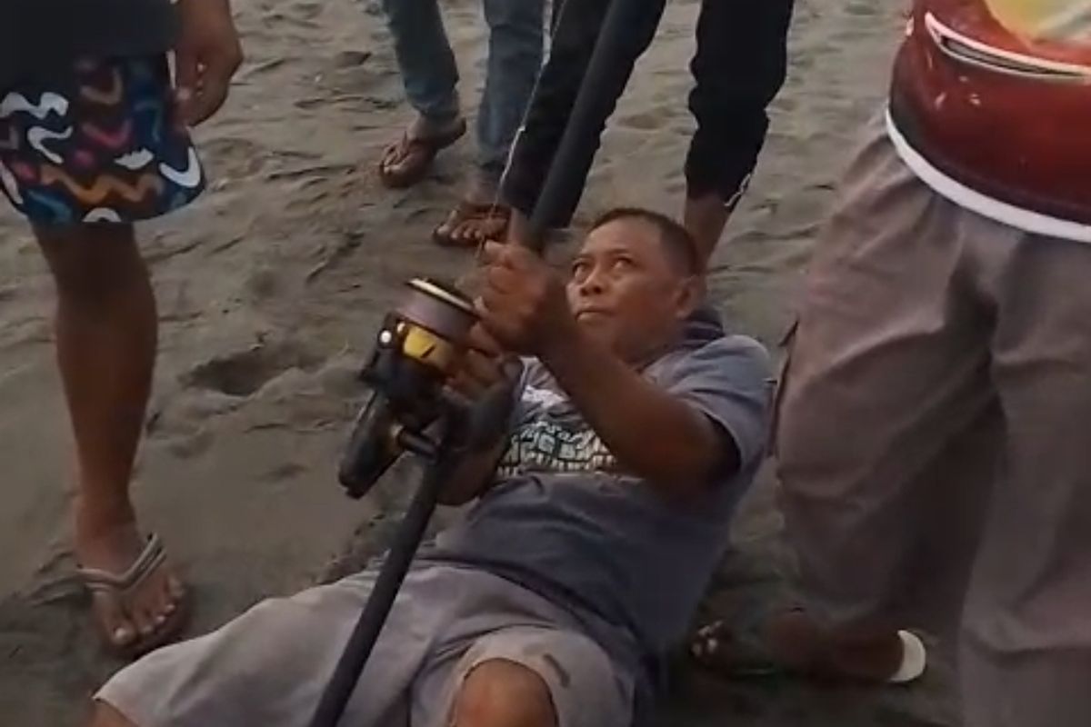Aksi Heroik Mbah Jo, Selamatkan Wisatawan Terseret Ombak Dengan Drone dan Senar Pancing