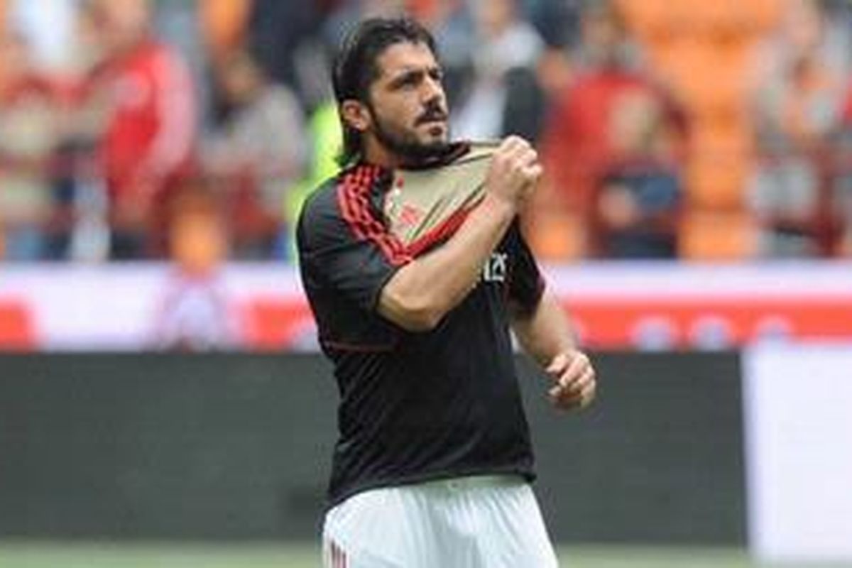 Gelandang AC Milan, Gennaro Gattuso, memberikan kostum bernomor 8 miliknya kepada ANtonio Nocerino.