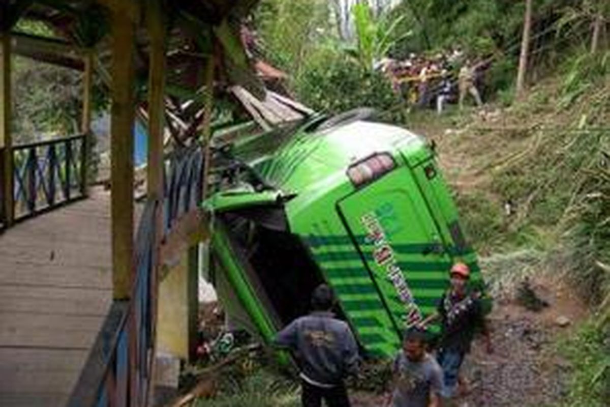 Kecelakaan maut di jalan Raya Cipanas-Cianjur, Jawa Barat. Bus Karunia Bhakti jurusan Jakarta-Garut dengan nomor polisi Z 7691 DA masuk ke jurang di tikungan Tapal Kuda, Kampung Pameungpeuk RT.02 RW.01, Desa Cijedil, Kecamatan Cugenang, Kabupaten Cianjur, Rabu (6/8). Dari 47 orang penumpang, delapan orang meninggal dunia dan tujuh orang luka parah.