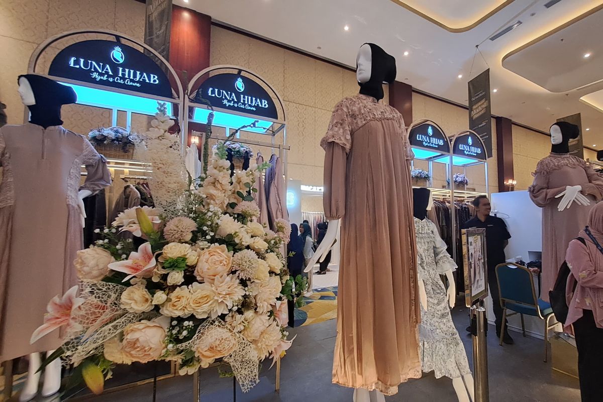 Salah satu koleksi gamis dari Luna Hijab yang ada di Sisterhood Modest Bazaar. Rabu (27/03/2024)