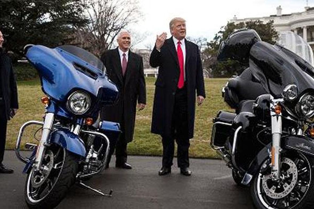 Donald Trump dengan dua unit Harley Davidson.