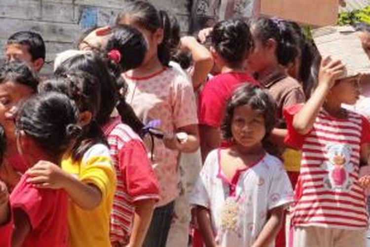 Anak-anak sekolah dasar di Desa Mardingding, Kecamatan Tiganderket, Kabupaten Karo, yang sudah delapan hari mengungsi di Jambur Tanjung Mblang.