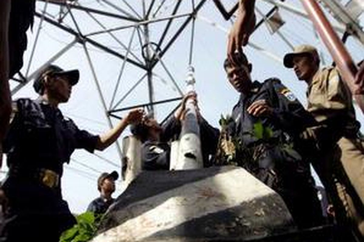 Aparat Satpol PP membongkar portal liar di dekat Jalan Arteri TB Simatupang, Pasar Minggu, Jakarta Selatan, Selasa (19/5). Sebanyak 109 personel Satpol PP dikerahkan untuk membongkar 41 portal dan ratusan polisi tidur yang tersebar di tujuh Kelurahan di Kecamatan Pasar Minggu.