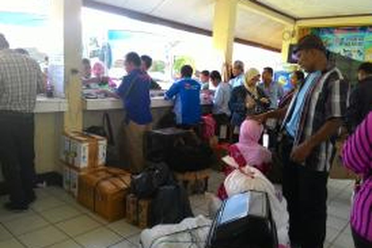 Suasana di Terminal Pasar Minggu, Jakarta Selatan, H-7 lebaran, Selasa (14/7/2015).
