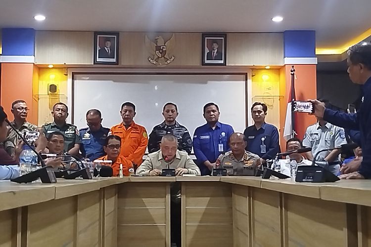 Konferensi pers yang menampilkan berbagai pihak yang terlibat pencarian korban KMP Tunu Pratama Jaya. 