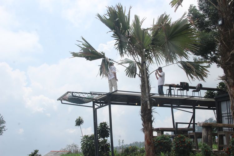 Wisatawan berpose di kawasan wisata Cuntel, Kopeng, Getasan, Kabupaten Semarang, Jawa Tengah, Rabu (18/5/2022). Lokasi ini berada di lereng utara Gunung Merbabu.