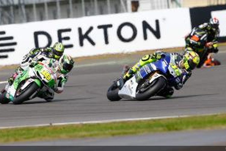 Pebalap Honda Gresini asal Spanyol, Alvaro Bautista, melintasi Sirkuit Silverstone, pada GP Inggris, Minggu (1/9/2013).