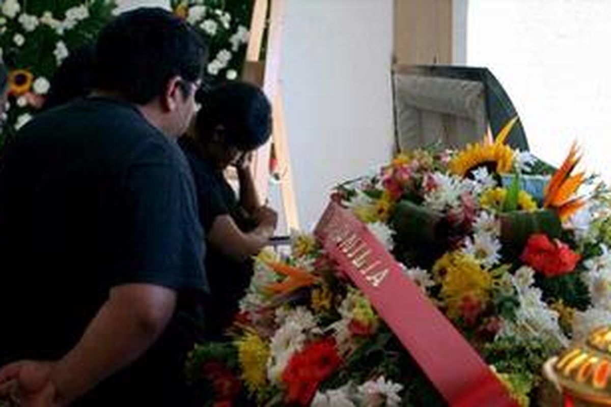 Pembunuhan Luis Carlos Santiago Orozco merupakan kematian terbaru yang menimpa wartawan Meksiko. Anggota keluarga menghadiri pemakaman wartawan foto itu hari Jumat (17/9) lalu.