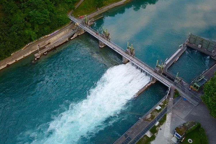 Kondisi Bendungan Engehalde di Bern, Swiss, pada Kamis (9/6/2022) sore waktu setempat yang difoto menggunakan drone. Bendungan ini adalah lokasi ditemukannya jenazah anak Ridwan Kamil, Emmeril Kahn Mumtadz atau Eril (23) pada Rabu (8/6/2022) pukul 06.50 waktu setempat, setelah dilaporkan hilang di Sungai Aare, Swiss pada Kamis (26/5/2022).