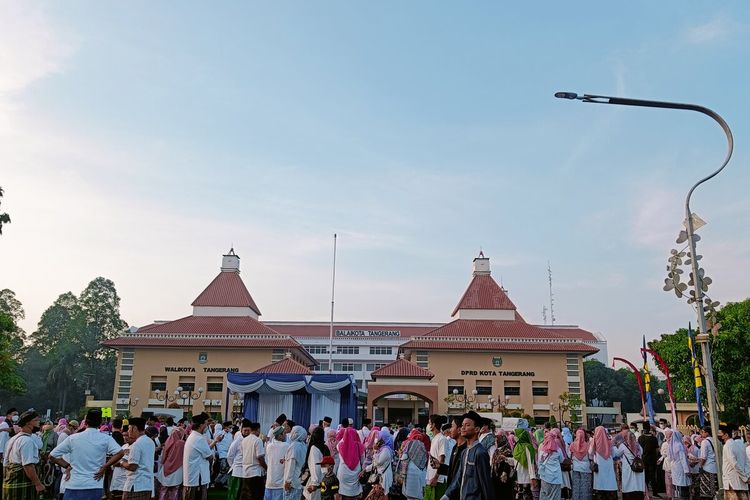 Ribuan warga memadati lapangan depan Gedung Dewan Perwakilan Rakyat Daerah (DPRD) dan Balaikota Kota Tangerang, Minggu (25/9/2022), dalam rangka mengikuti kegiatan gerak jalan sehat sarungan. Kegiatan ini menjadi salah satu bagian dari rangkaian acara Festival al-Azhom ke-9.