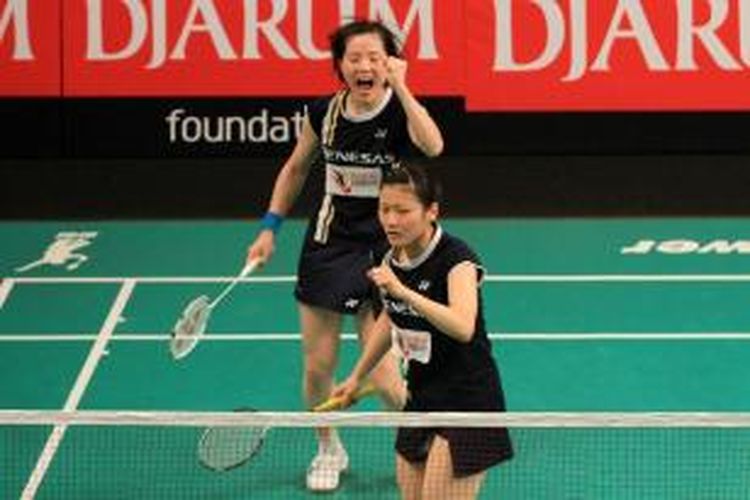 Pasangan ganda Renesas, Miyuki Maeda/Reika Kakiiwa, bertahan dari serangan ganda Djarum Kudus, Vita Marissa/Rosyita Eka Putri Sari, pada lanjutan babak penyisihan Grup D Djarum Superliga Badminton 2015 di Denpasar. Maeda/Kakiiwa menang 21-19, 21-16.