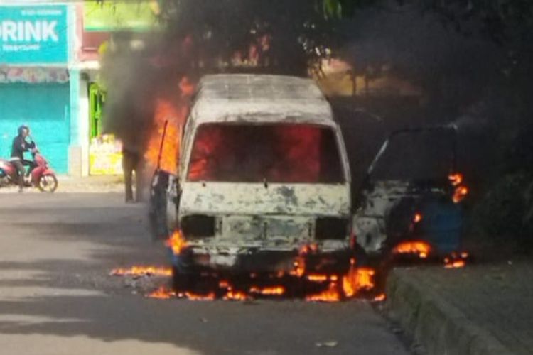 Diduga Korsleting Mesin, Angkot Terbakar di Jalan Merdeka Depok
