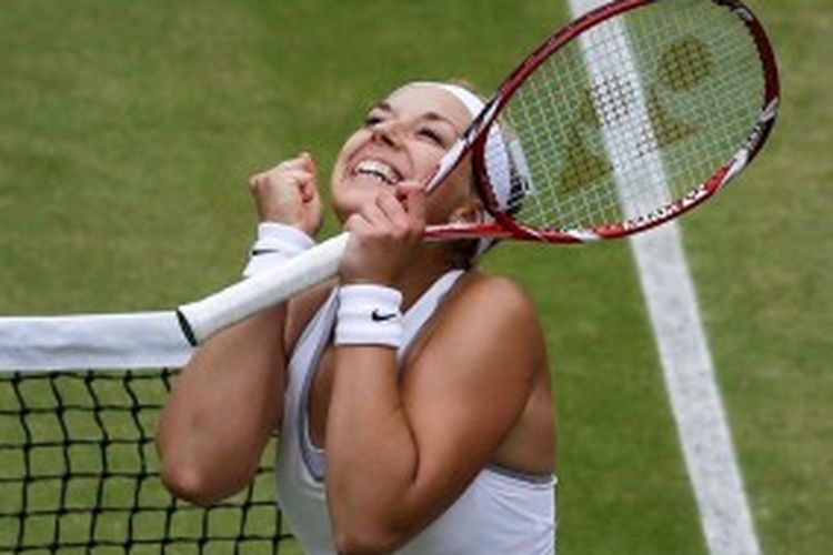 Petenis Jerman, Sabine Lisicki, merayakan kemenangan atas Kaia Kanepi dari Estonia, pada laga perempat final turnamen Grand Slam Wimbledon, Selasa (2/7/2013).