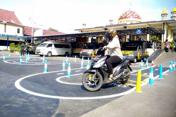 Belasan pemohon jajal trek baru ujian praktek SIM C di Polres Blitar Kota. Mayoritas gagal di tikungan pertama setengah lingkaran, Sabtu (5/8/2023)