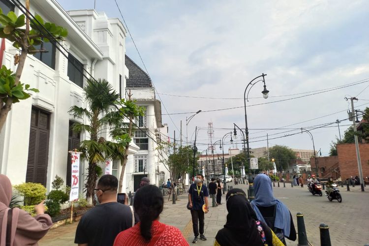 Storyteller dan peserta Bersukaria Walking Tour berkeliling Kota Lama Semarang, Minggu (24/4/2022).