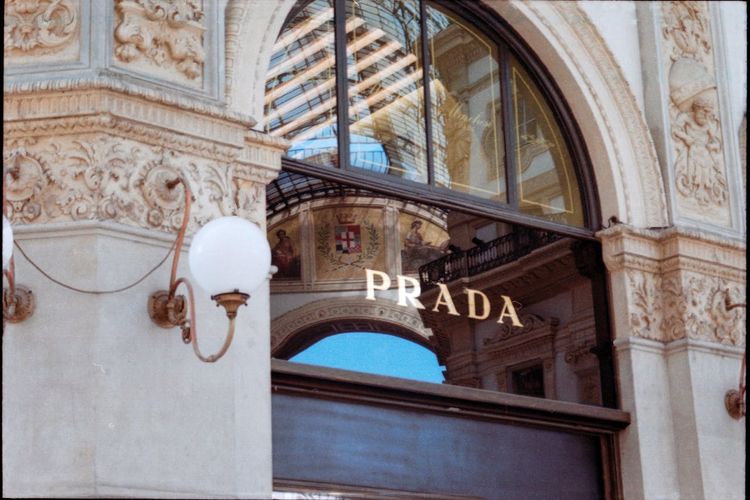 Prada resmi membeli Versace senilai USD 1,4 miliar, menandai babak baru bagi dua rumah mode ikonik Italia dalam satu keluarga besar.