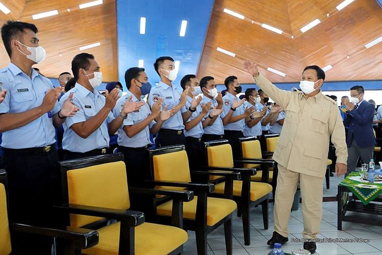 Menhan Prabowo Subianto saat mengunjungi SMA Taruna Nusantara, Sabtu (5/2/2022).