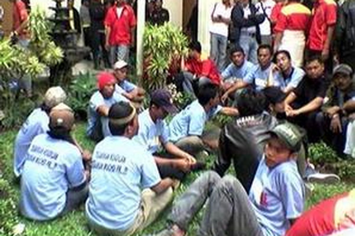 Pendukung Muchdi PR, terdakwa pembunuhan almarhum Munir, dengan kaus seragam berwana biru muda bertuliskan "Tegakkan Keadilan, Bebaskan Muchdi PR" di PN Jakarta Selatan, Rabu (31/12), dengan agenda pembacaan putusan.